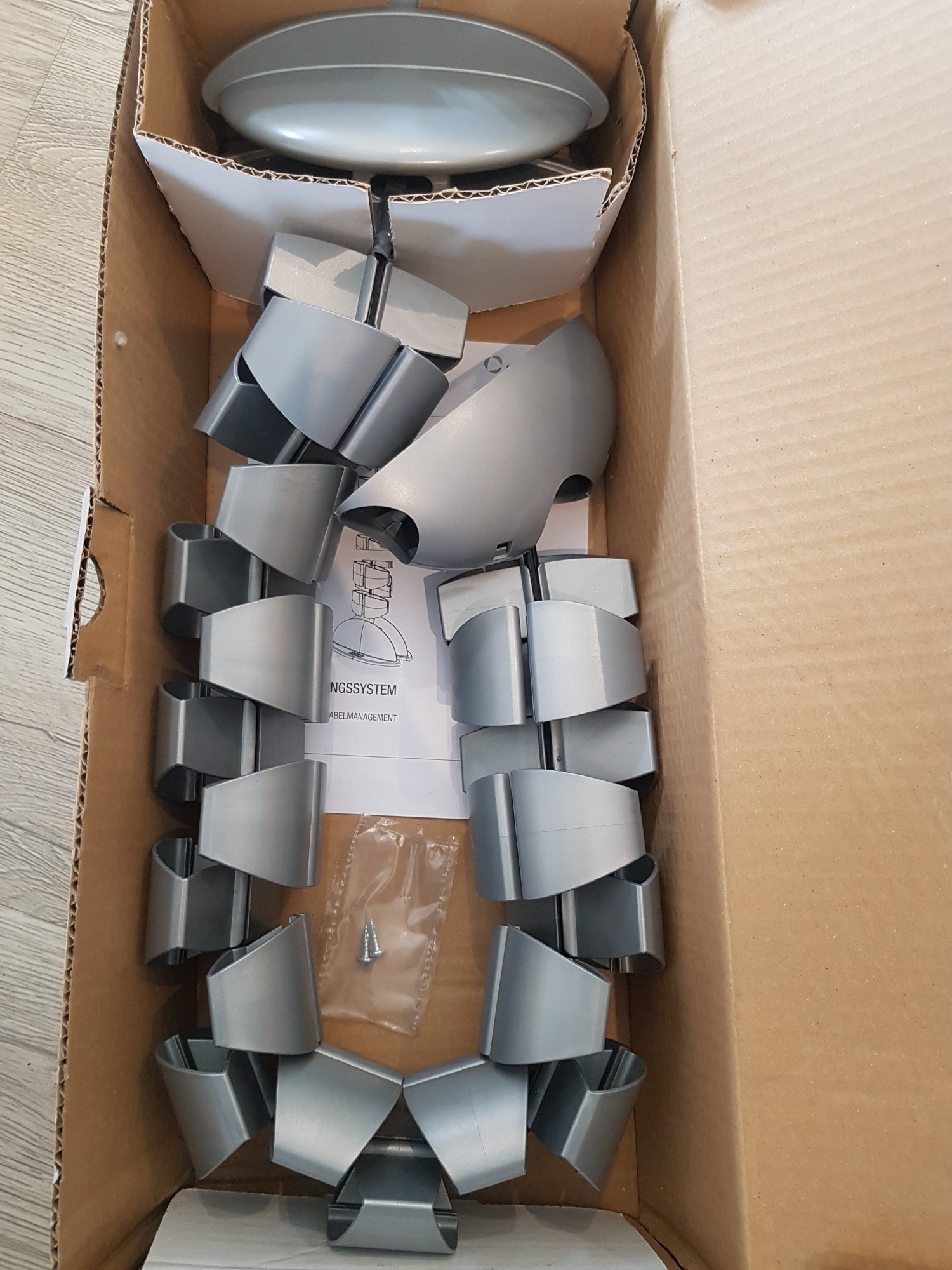 Główna galeria - KANAŁ KABLOWY PIONOWY, Maskownica do kabli REHAU VERTICO (3)