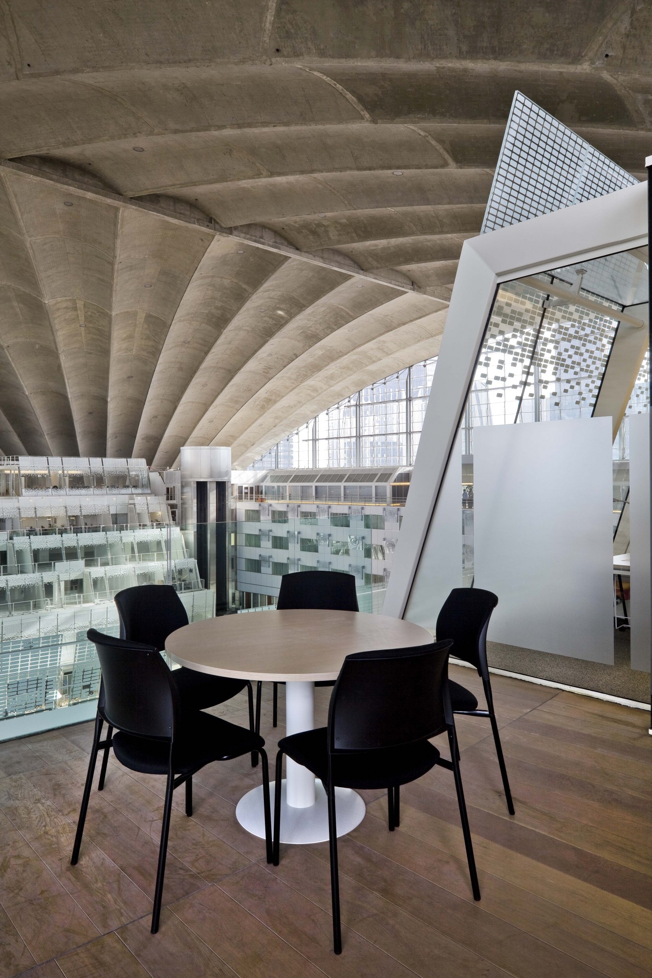 Główna galeria - Krzesło konferencyjne SOYA Nowy Styl - Majencia CZARNE (3)