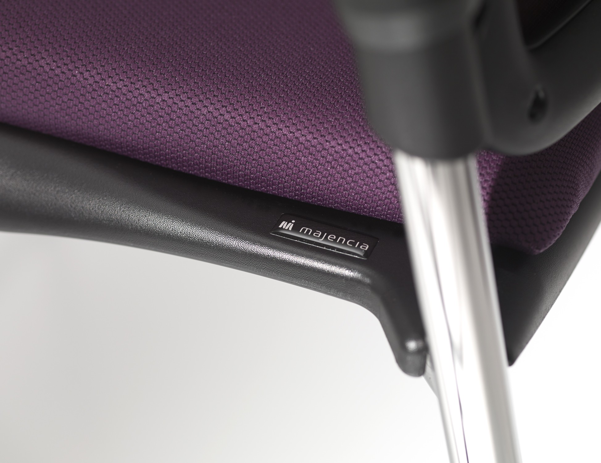 Główna galeria - Krzesło konferencyjne WIKIDO Nowy Styl - Majencia Czarna ekoskóra Oparcie tapicerowane siatką (4)