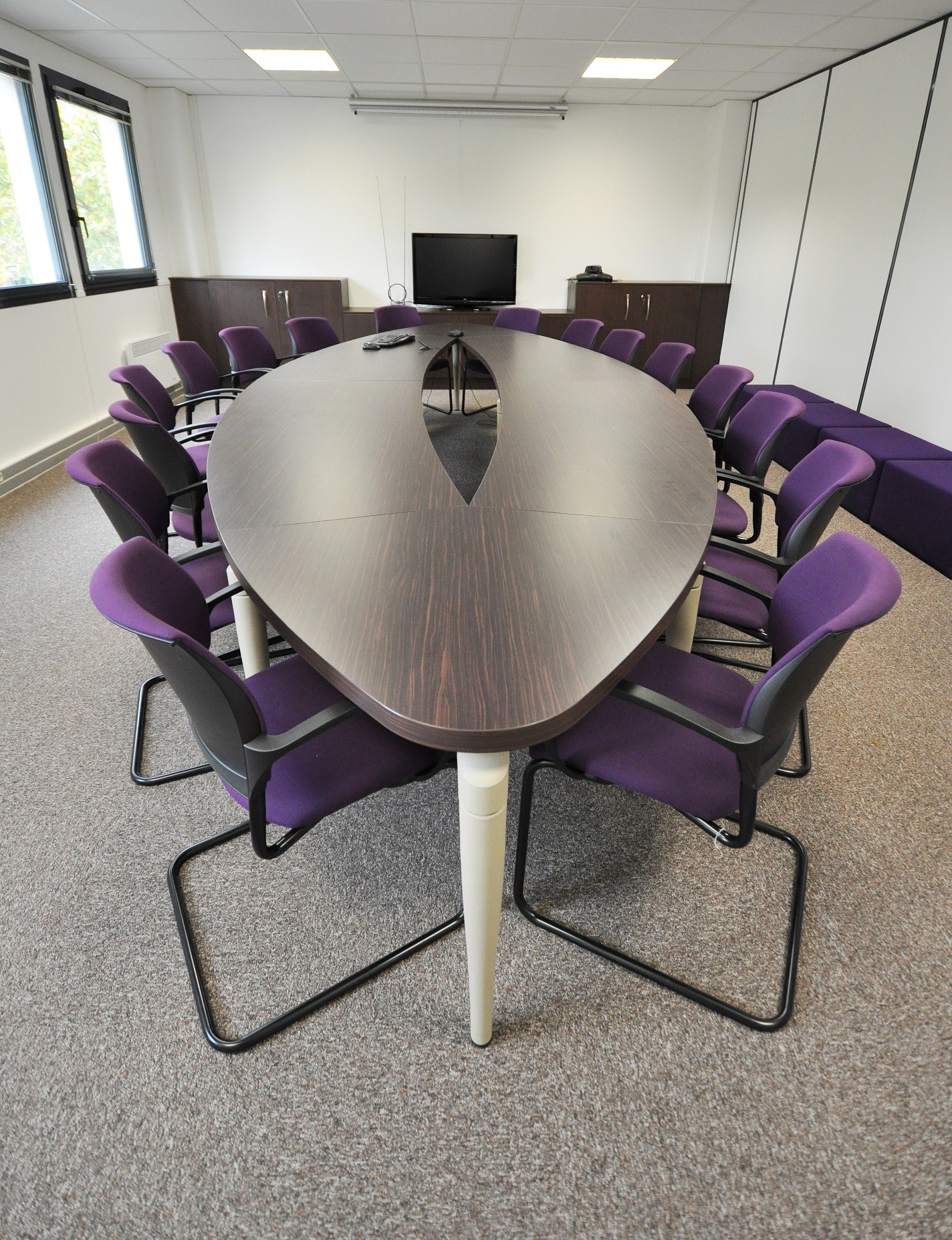 Główna galeria - Krzesło konferencyjne SOYA Nowy Styl - Majencia CZARNE PŁOZA (2)