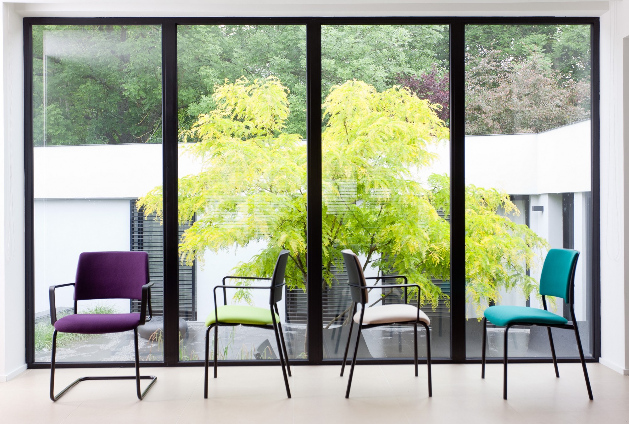 Główna galeria - Krzesło konferencyjne SOYA Nowy Styl - Majencia Szare Oparcie siatka (4)