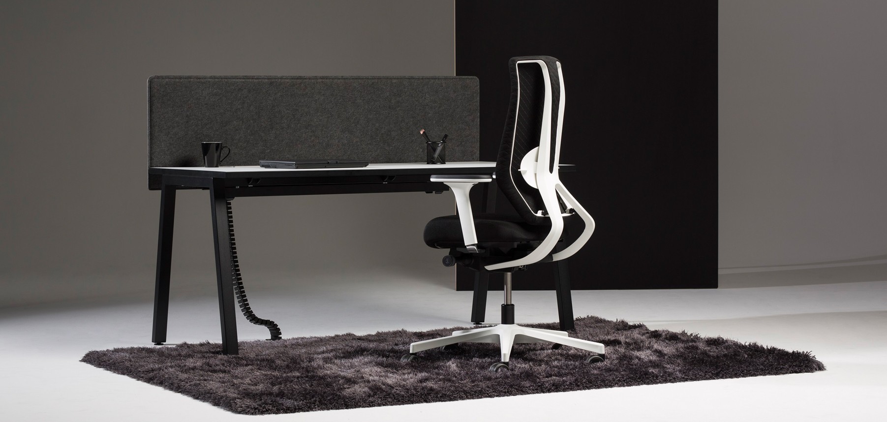 Główna galeria - Krzesło obrotowe DENUO SWIVEL MESH PLUS - Nowy Styl Czarne (4)