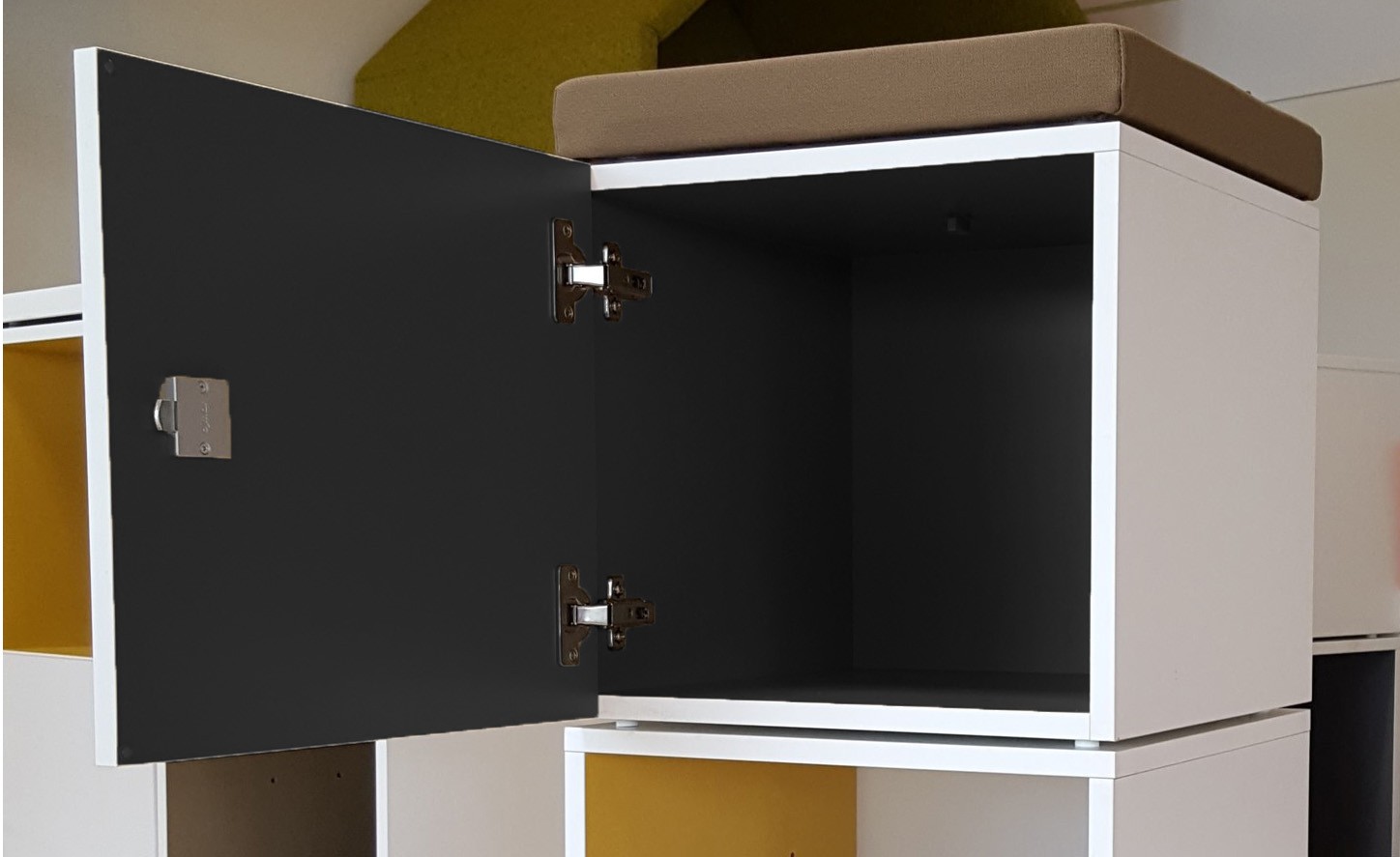 Główna galeria - Szafka biurowa Oxo z drzwiami uchylnymi zamykanymi na klucz firmy MAJENCIA - Nowy STYL (6)