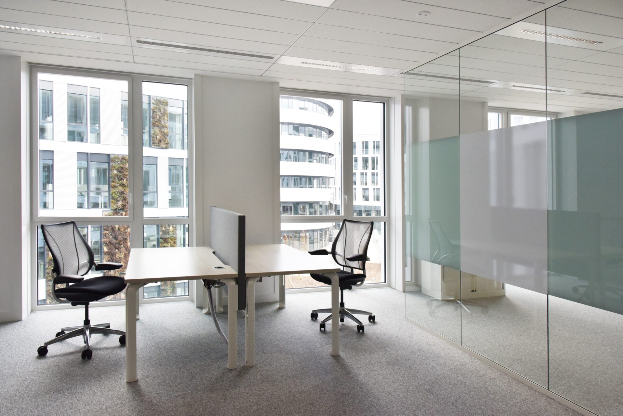 Główna galeria - Biurko Eklipse 1400x700 (szer x gł) z ekranem akustycznym H2 (3)