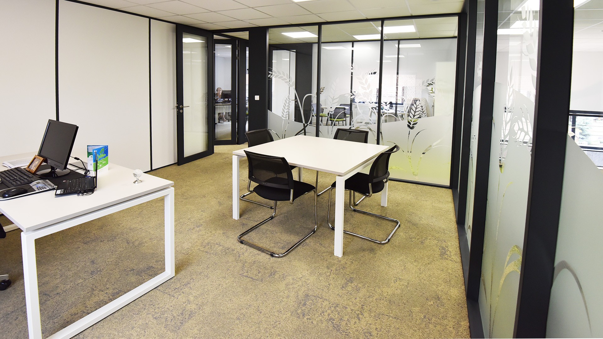 Główna galeria - Stół konferencyjny Conecto 1200 x 1200 mm z kanałem kablowym i przelotkami (5)