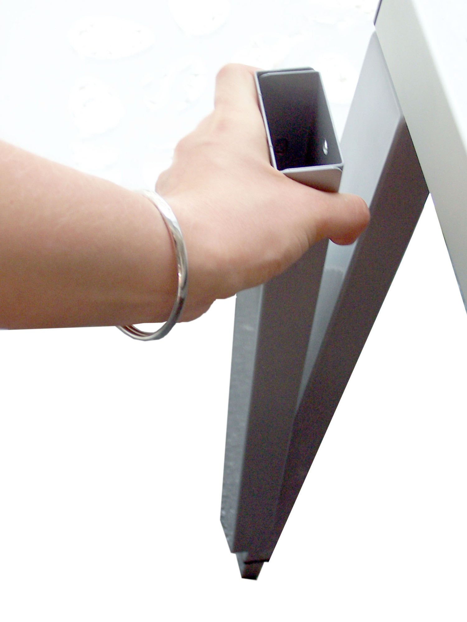 Główna galeria - Stół konferencyjny Conecto 1200 x 1200 mm z kanałem kablowym i przelotkami (6)