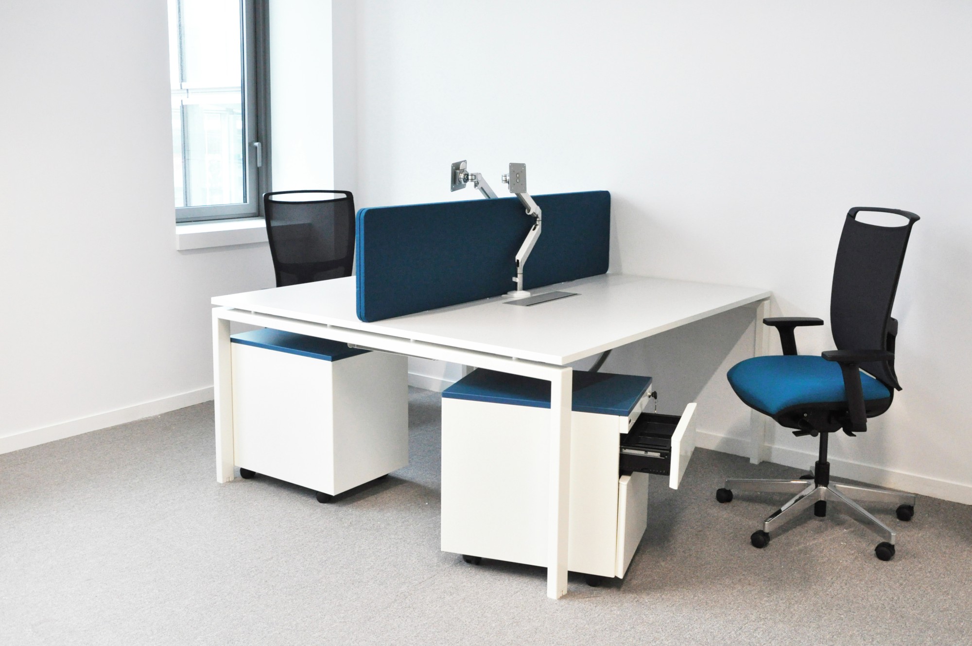 Kontenerek biurowy metalowy Klea mobilny 36 biały matowy z niebieskim blatem