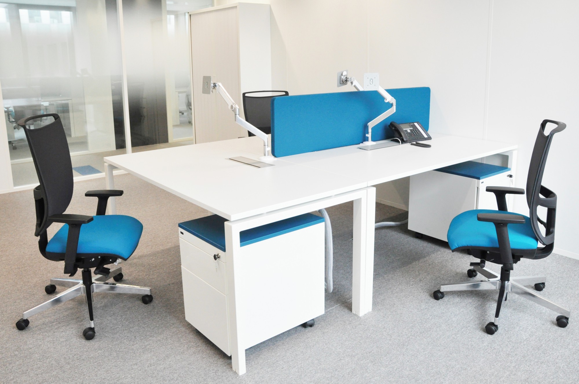 Główna galeria - Kontenerek biurowy metalowy Klea mobilny 36 biały matowy z niebieskim blatem (2)