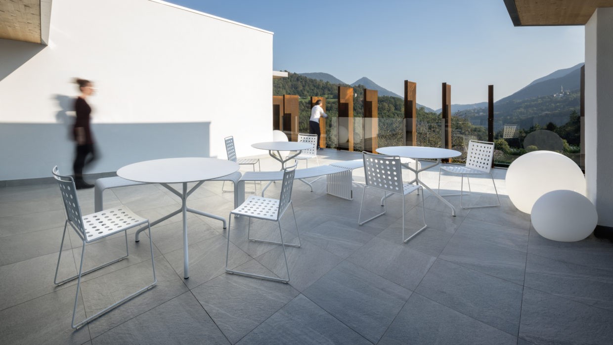 Główna galeria - Okrągły stół barowy Ribaltone Włoskiej marki URBANTIME do ogródków restauracyjnych (4)